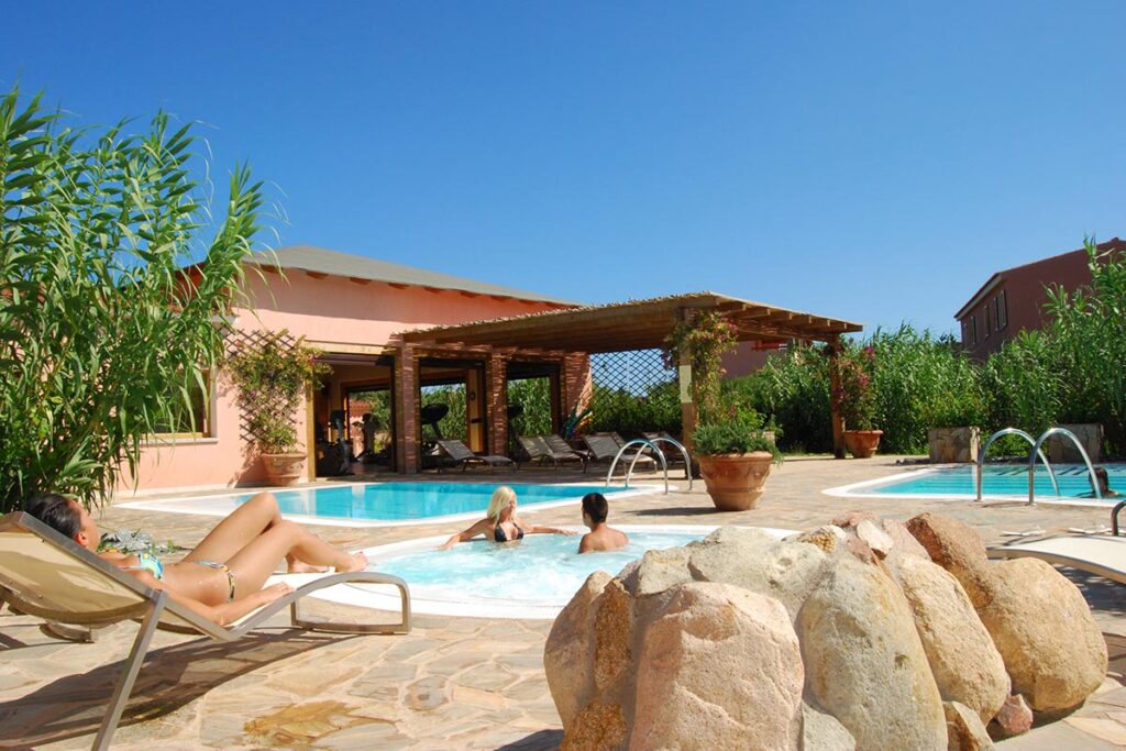 der Aussenpool des Wellnessbereichs vom Hotel Le Sabine der Anlage Le Dune, Badesi - meer sardinien urlaub