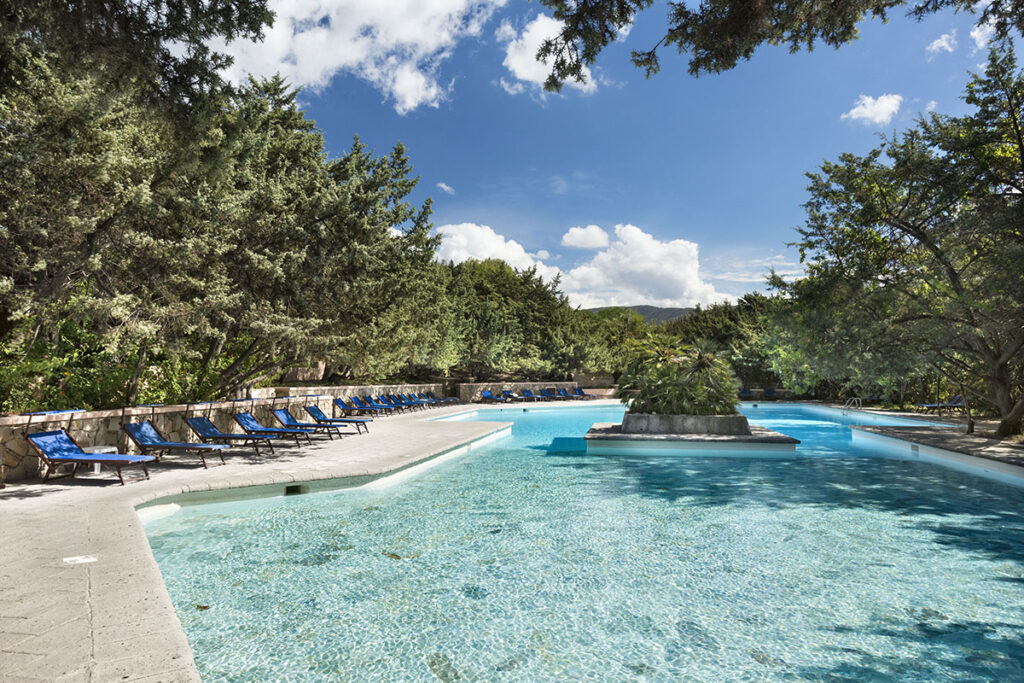 der Pool des Hotels I Ginepri der Anlage Le Dune, Badesi - meer sardinien urlaub