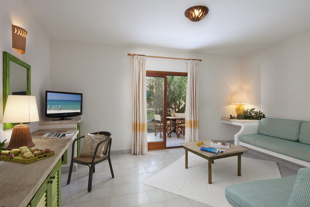 der Wohnbereich der Family-Suite des Hotels Ginepri der Anlage Le Dune Le Dune, Badesi - meer sardinien urlaub