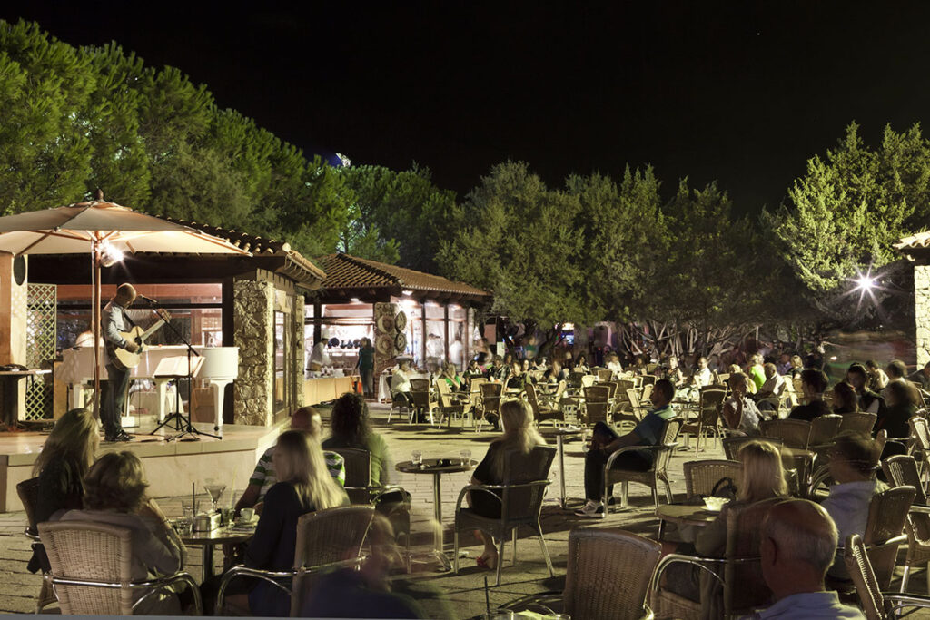 die Piazzetta mit Piano-Bar des Hotels Le Dune, Badesi - meer sardinien urlaub