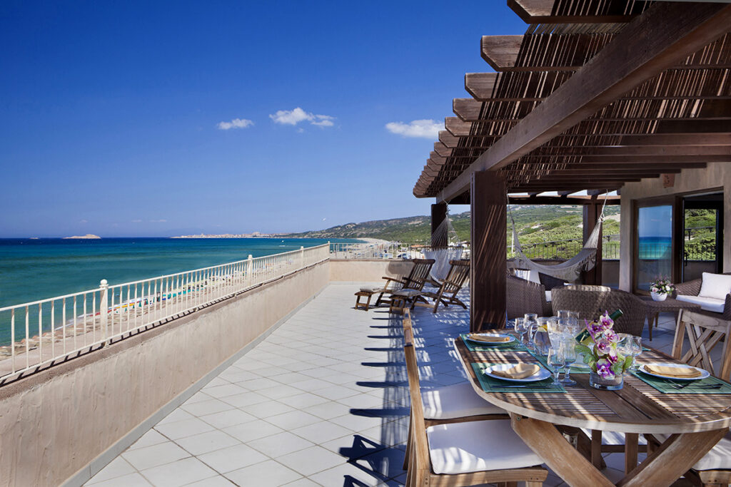 die Terrasse des President-Zimmers mit Meerblick des Hotels La Duna Bianca der Anlage Le Dune - meer sardinien urlaub