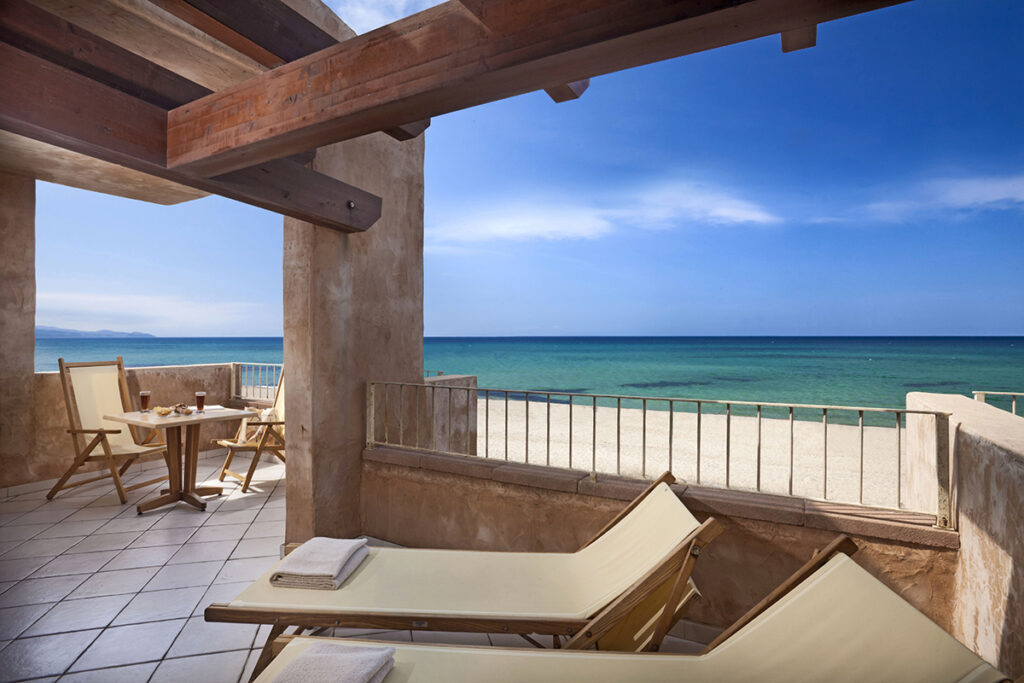 die Terrasse des Royal-Zimmers des Hotels La Duna Bianca der Anlage Le Dune, Badesi - meer sardinien urlaub