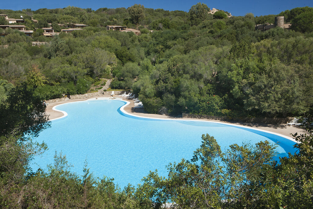 Blick auf den harmonisch geschwungenen Pool des Aparthotels Residence Il Mirto, Palau - meer sardinien urlaub
