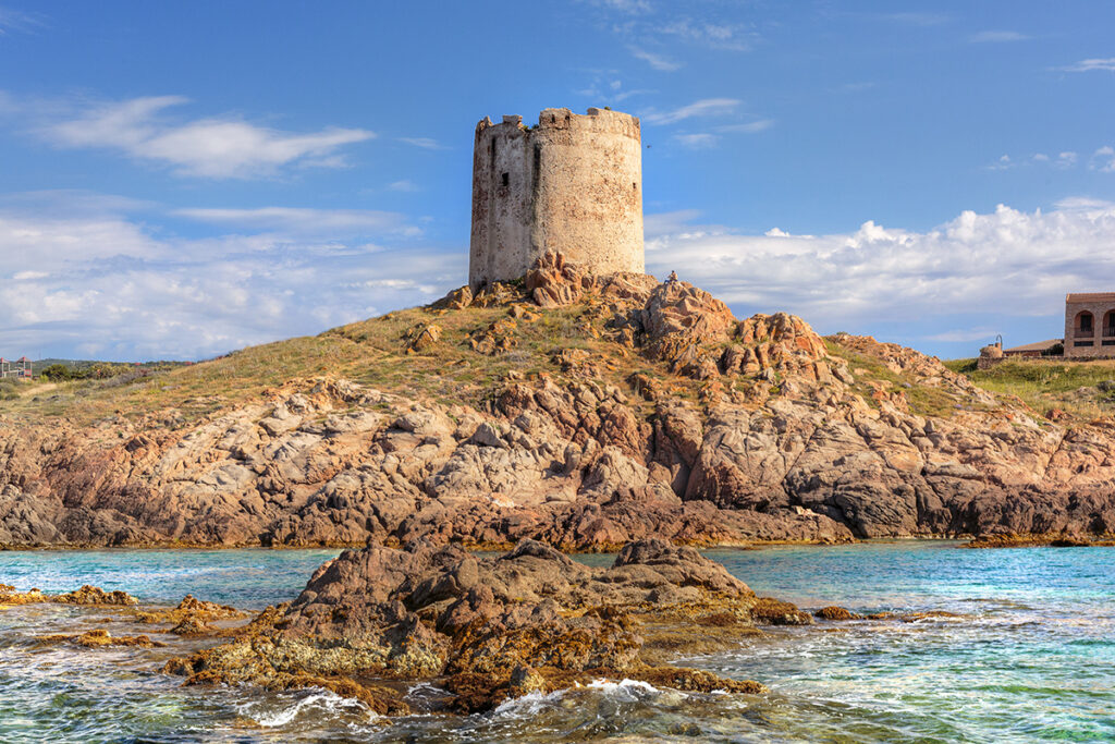 Blick vom Meer auf den Sarazenenturm beim Hotel Relax Thalasso & Spa Torreruja, Isola Rossa - meer sardinien urlaub