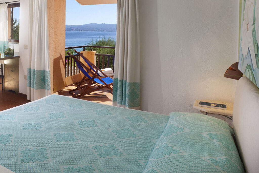 Das Schlafzimmer mit Meerblick einer Mono-Wohnung des Aparthotels Residence Il Mirto, Palau - meer sardinien urlaub