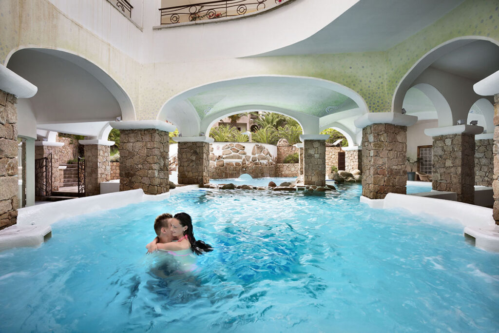 Der Innenpool des Wellnessbereichs vom Hotel Relax Thalasso & Spa Torreruja, Isola Rossa - meer sardinien urlaub