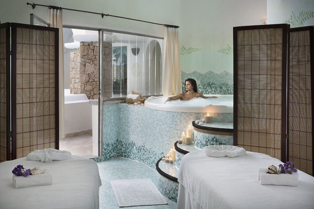 Der Jacuzzi-Pool im Wellnessbereich des Hotels Relax Thalasso & Spa Torreruja, Isola Rossa - meer sardinien urlaub