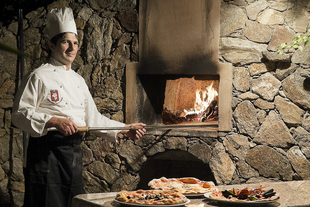 Der Pizzabäcker der Pizzeria Cala Capra des Aparthotels Residence Il Mirto, Palau - meer sardinien urlaub