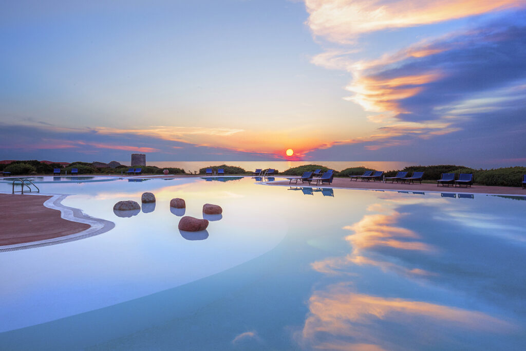 Der Pool des Hotels Relax Thalasso Spa Torreruja Isola Rossa in Abendstimmung - meer sardinien urlaub