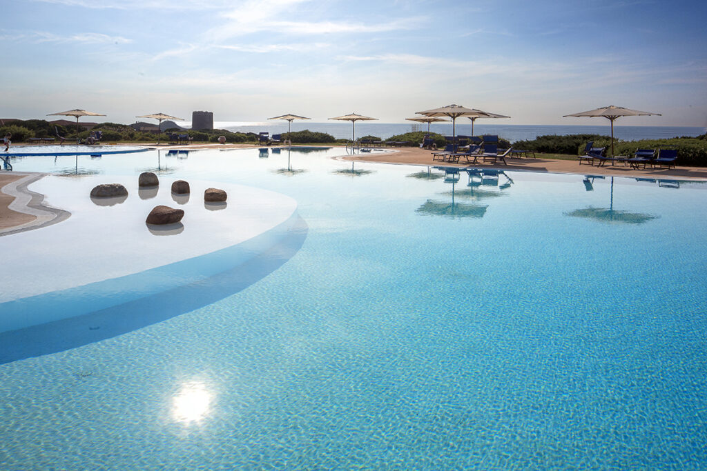 Der Pool des Hotels Relax Thalasso Spa Torreruja Isola Rossa - meer sardinien urlaub