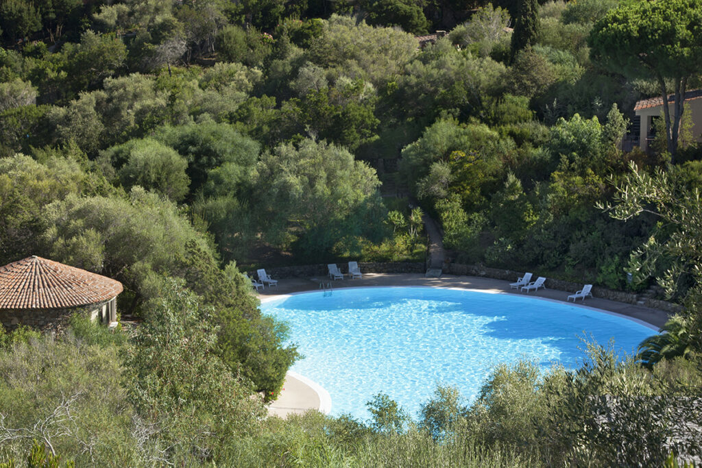 Der Pool inmitten der Natur, Apartmenthotel Residence Il Mirto, Palau - meer sardinien urlaub