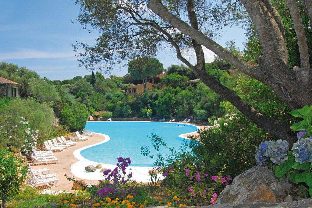 Der Pool mit Liegestühlen des Apartmenthotels Residence Il Mirto, Palau - meer sardinien urlaub