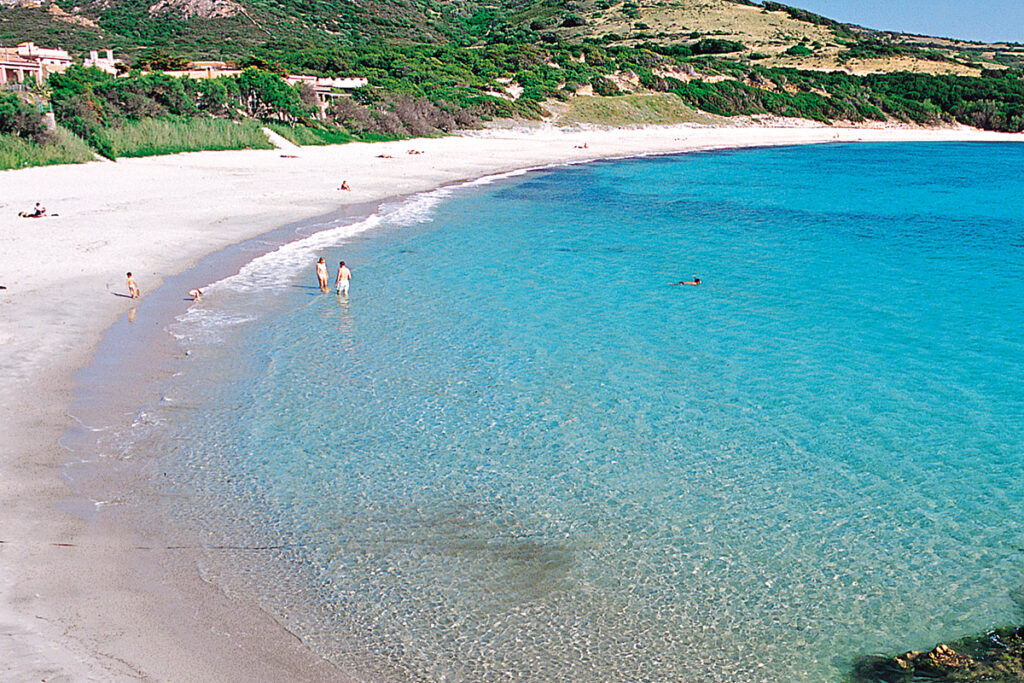 Der Strand mit seinem glasklaren Meer beim Hotel Relax Thalasso & Spa Torreruja, Isola Rossa - meer sardinien urlaub
