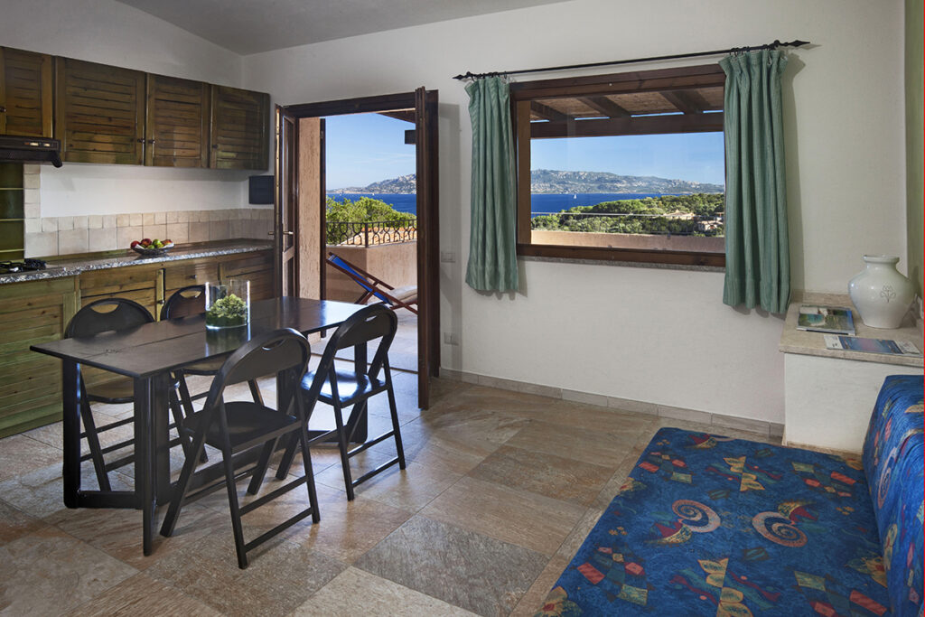 Der Wohn- und Essbereich eines Apartments mit Meerblick des Aparthotels Residence Il Mirto, Palau - meer sardinien urlaub