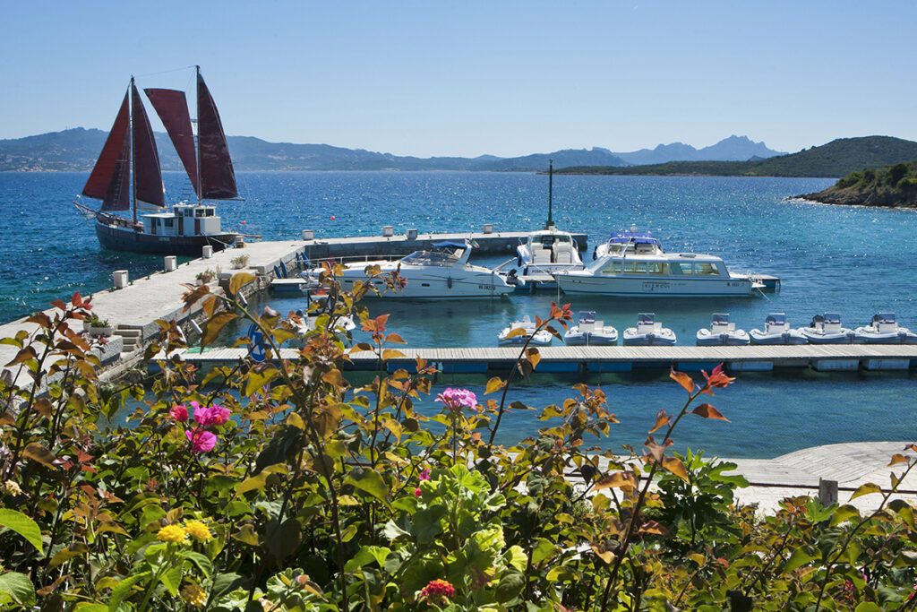 Der kleine Yachthafen Orso Marina beim Aparthotel Residence Il Mirto, Palau - meer sardinien urlaub