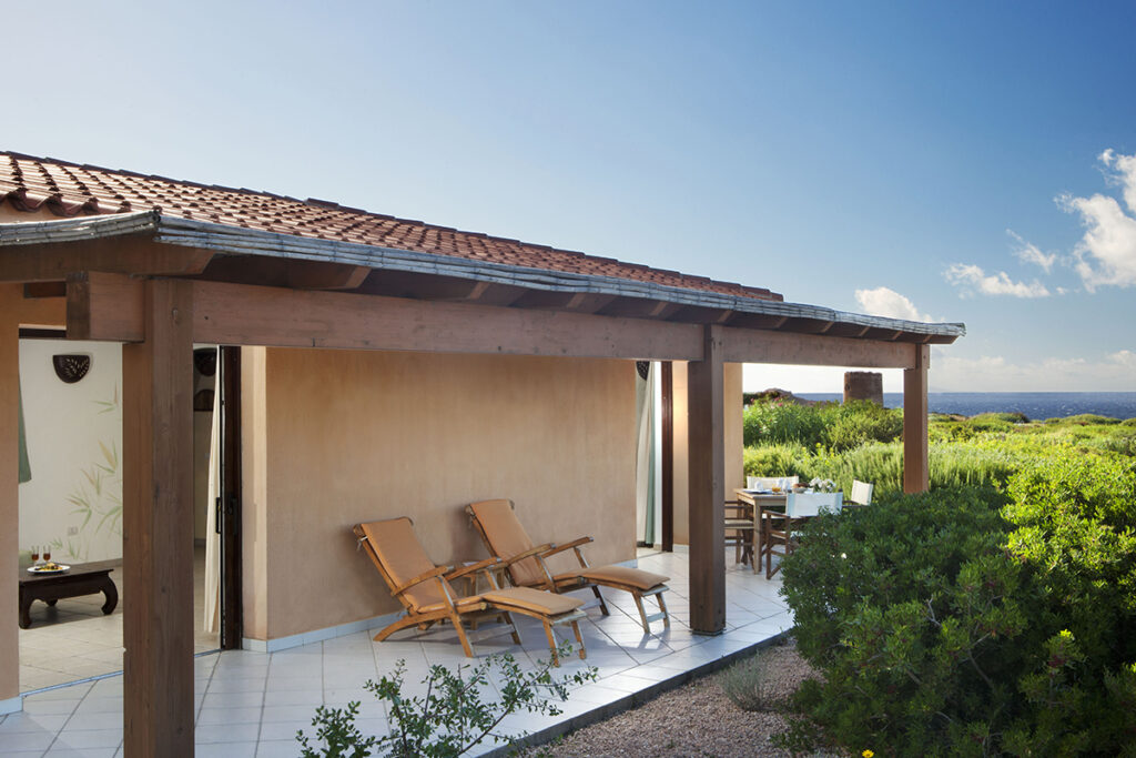 Die Mastersuite mit Veranda des Hotels Relax Thalasso & Spa Torreruja, Isola Rossa - meer sardinien urlaub