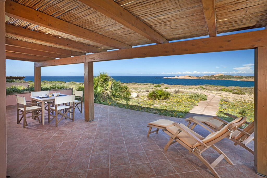 Die Mastersuite mit Veranda und Meerblick des Hotels Relax Thalasso & Spa Torreruja, Isola Rossa - meer sardinien urlaub
