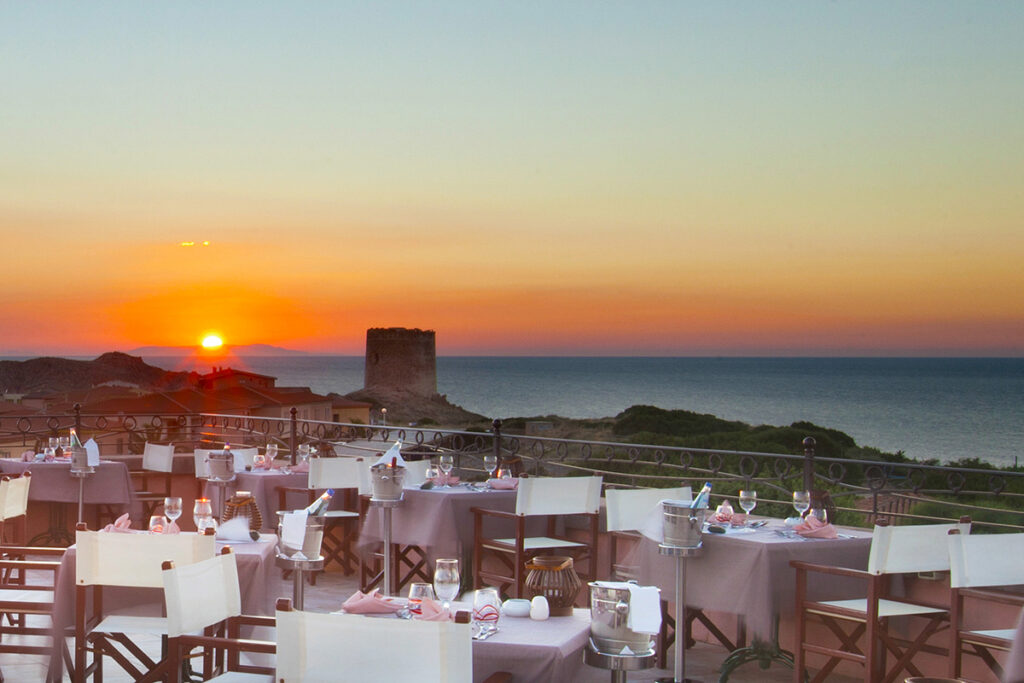 Die Restaurant Terrasse mit Blick auf den Sarazenenturm und das Meer in romantischer Abendstimmung Hotels Relax Thalasso Spa Torreruja Isola Rossa - meer sardinien urlaub