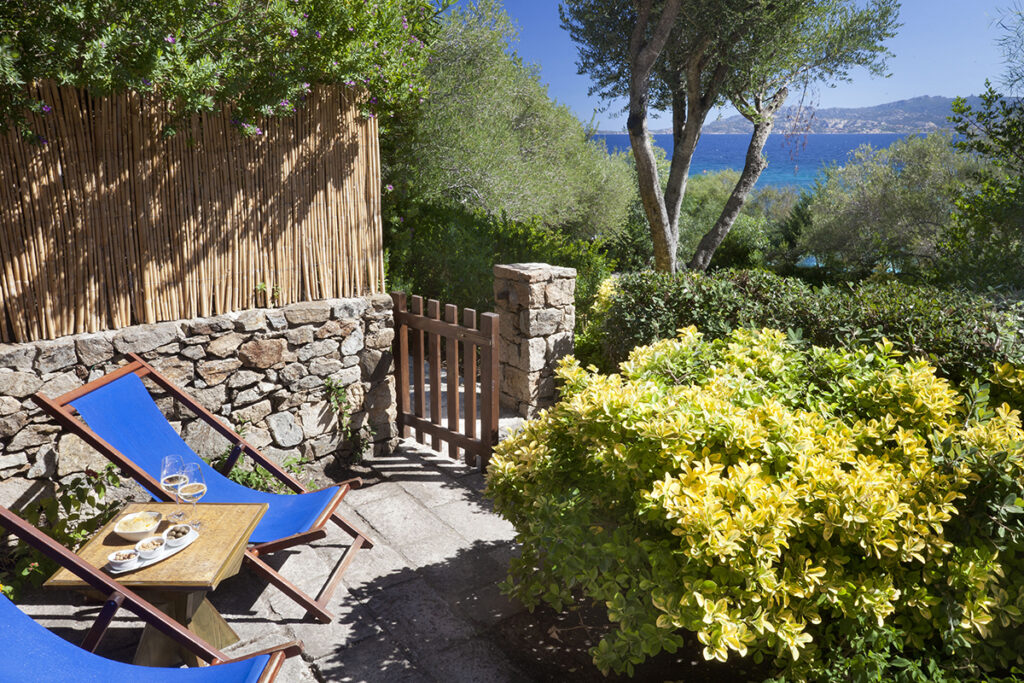 Die Terrasse eines Trilo 7-Beach-Apartments des Aparthotels Residence Il Mirto, Palau - meer sardinien urlaub