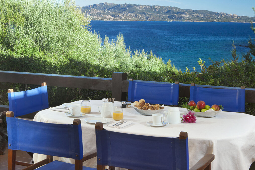 Die Veranda einer Trilo 7-Beach-Wohnung mit sagenhaftem Meerblick, Aparthotel Residence Il Mirto, Palau - meer sardinien urlaub