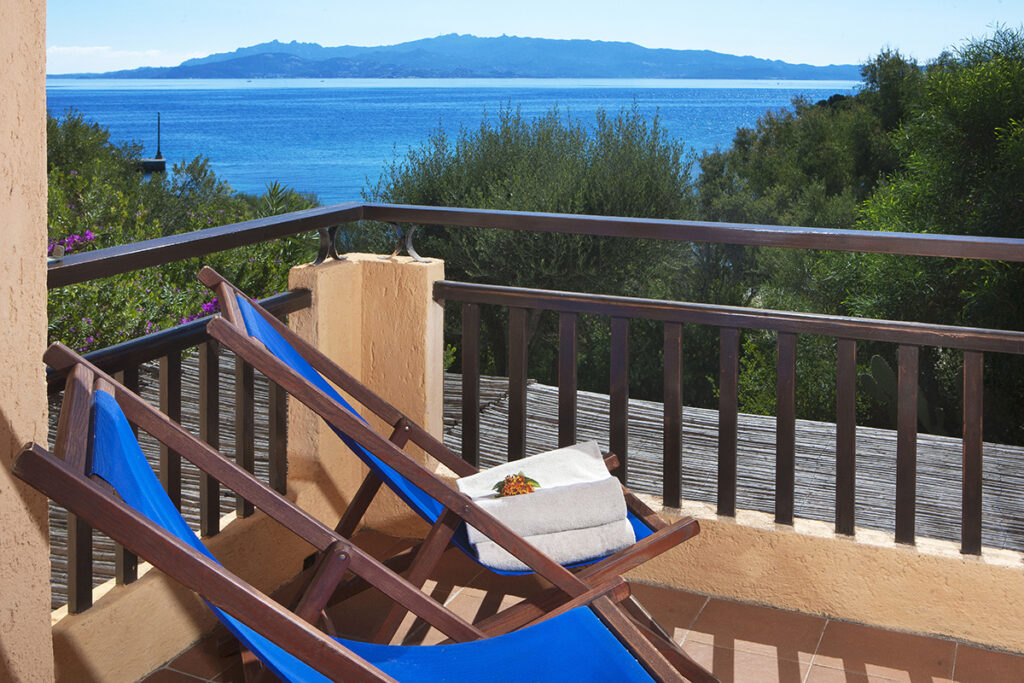 Die Veranda eines Mono-Beach-Apartments des Aparthotels Residence Il Mirto, Palau - meer sardinien urlaub