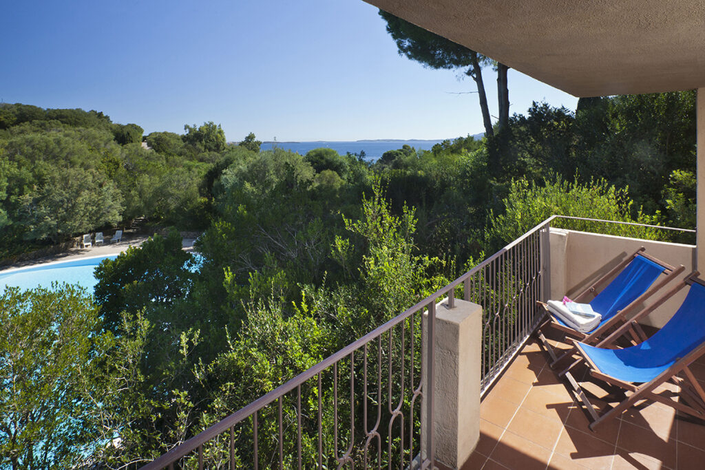 Ein Balkon eines Apartments in Poolnaehe der Apartmentanlage Residence Il Mirto, Palau - meer sardinien urlaub