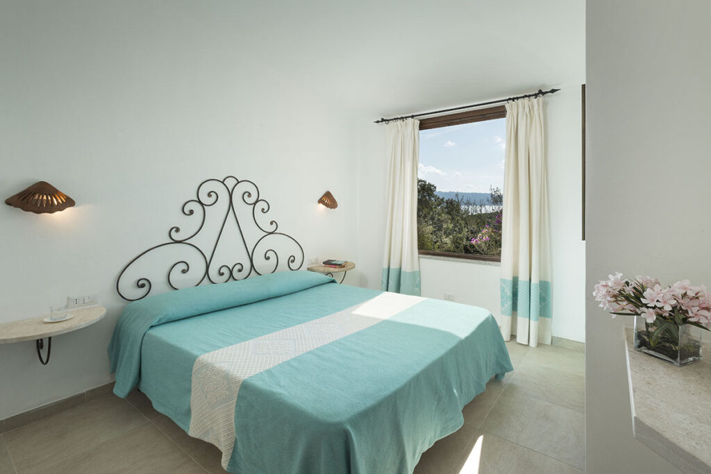 Ein Schlafzimmer mit Meerblick des Aparthotels Residence Il Mirto, Palau - meer sardinien urlaub