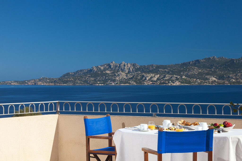 Eine Veranda mit Meerblick eines Apartments der Wohnanlage Residence Il Mirto, Palau - meer sardinien urlaub