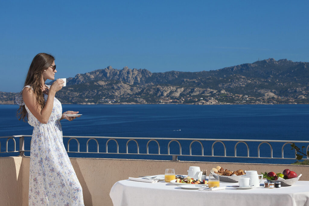 Eine Veranda mit traumhaften Meerblick, Aparthotel Residence Il Mirto, Palau - meer sardinien urlaub