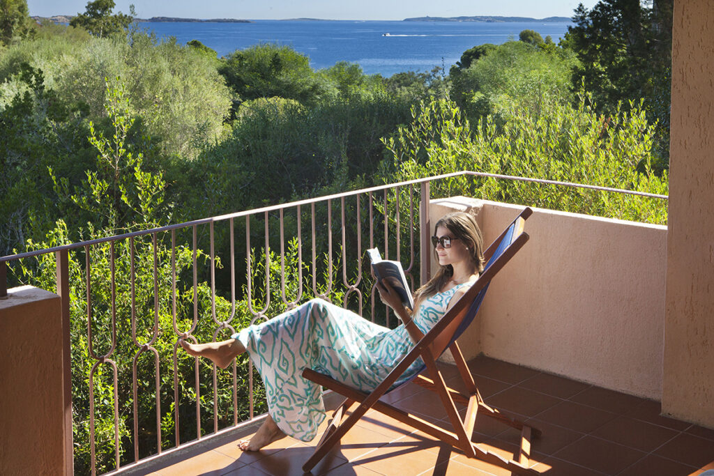 Entsppanung auf der Veranda eines Aparmtents der Wohnanlage Residence Il Mirto, Palau - meer sardinien urlaub