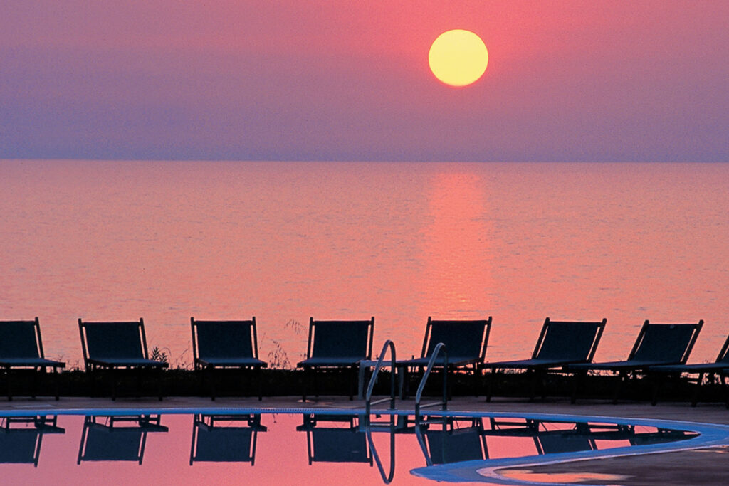 Herrliche Abendstimmung mit Vollmond am Pool des Hotels Relax Thalasso Spa Torreruja Isola Rossa - meer sardinien urlaub