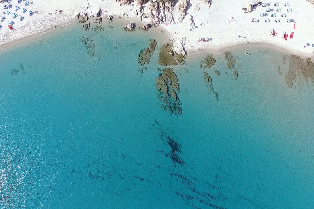 Luftaufnahme auf den bezaubernden Strand von Isola Rossa, Hotel Torreruja - meer sardinien urlaub