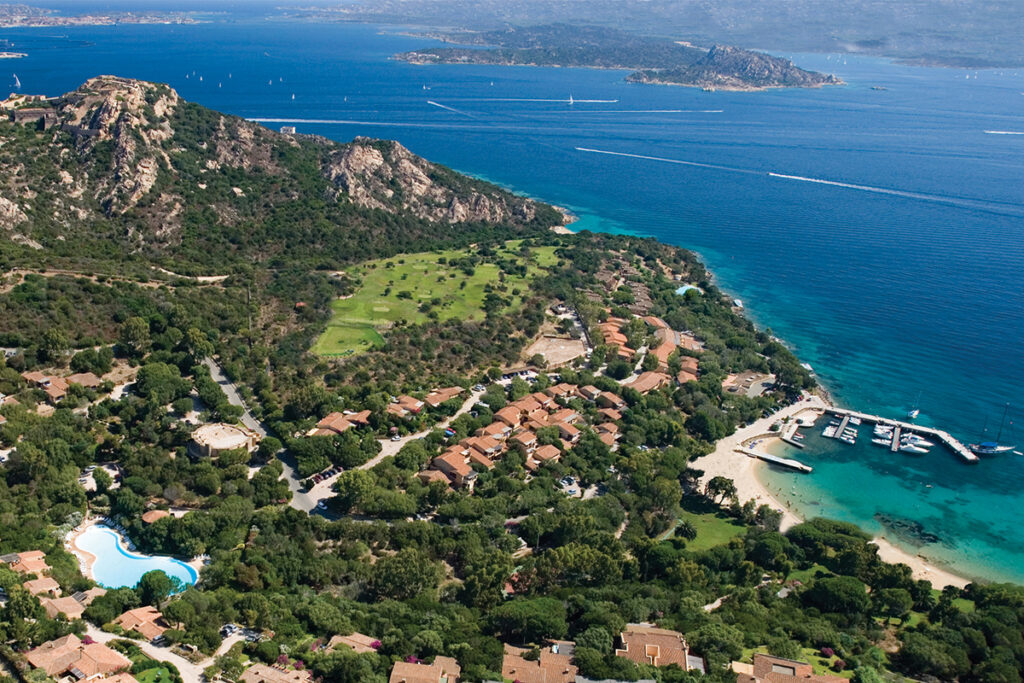 Luftaufnahme der Apartmentanlage Residence Il Mirto, Palau - meer sardinien urlaub