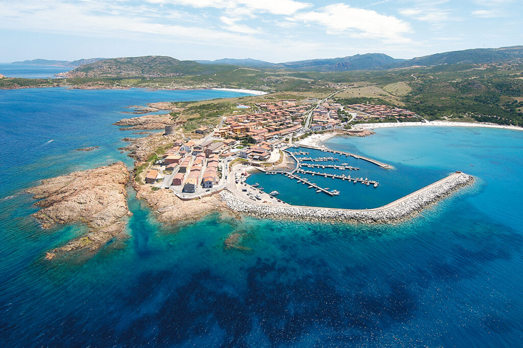 Luftaufnahme von Isola Rossa beim Hotel Relax Thalasso & Spa Torreruja, Isola Rossa - meer sardinien urlaub