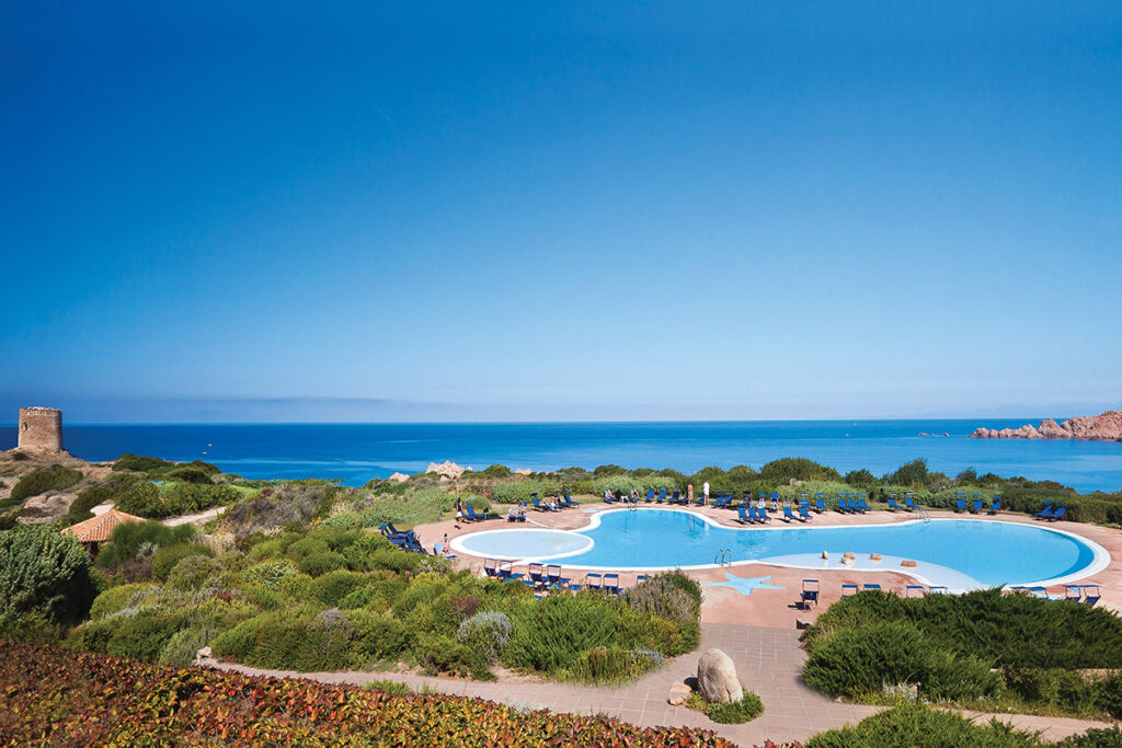Panoramablick auf das Meer und den Pool des Hotels Relax Thalasso & Spa Torreruja, Isola Rossa - meer sardinien urlaub