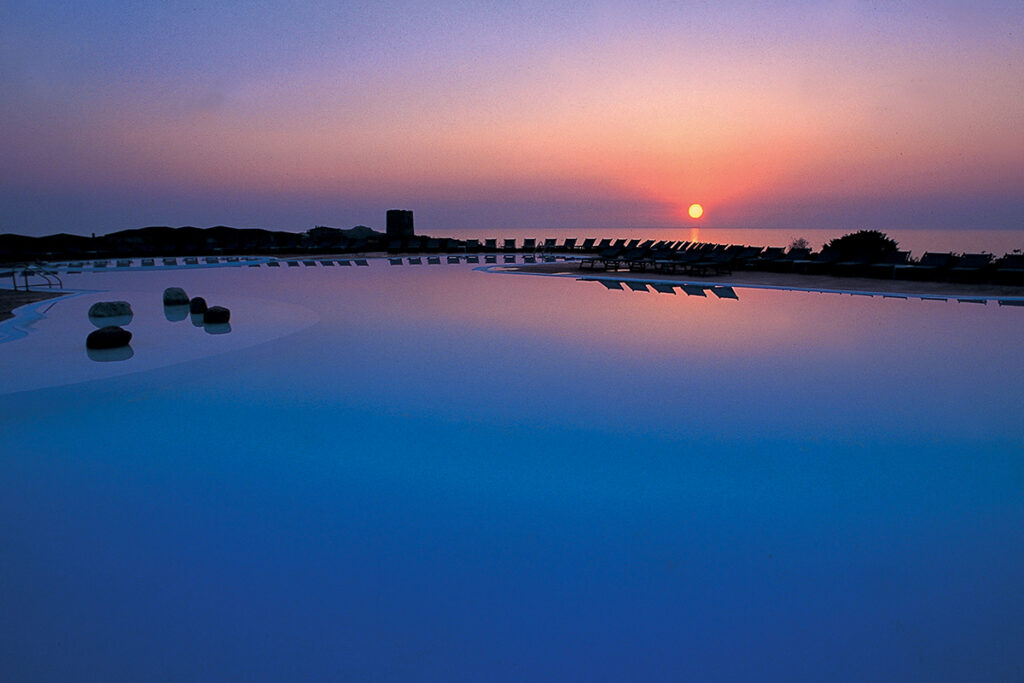 Sonnenuntergangsstimmung beim Pool des Hotels Relax Thalasso & Spa Torreruja, Isola Rossa - meer sardinien urlaub