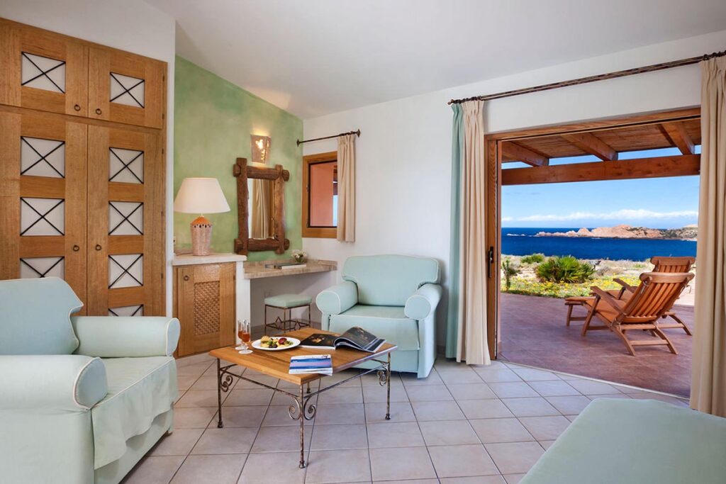 Wohnbereich der Mastersuite mit Meerblick des Hotels Relax Thalasso & Spa Torreruja, Isola Rossa - meer sardinien urlaub