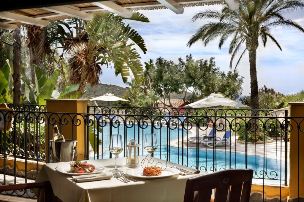 Abendessen mit Poolblick, Hotel Cruccuris Resort, Villasimius - meer sardinien urlaub