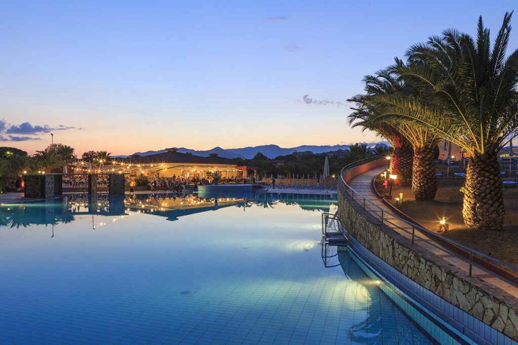 schoene Abendstimmung am Pool des Hotels Tirreno Resort, Cala LIberotto bei Orosei - meer sardinien urlaub