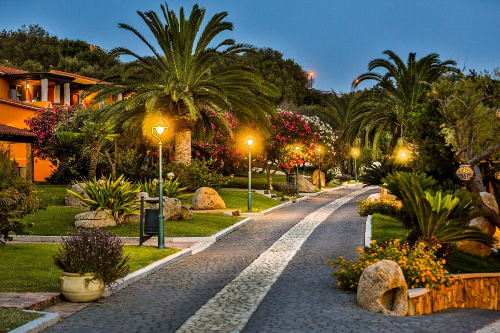 Abendstimmung im Aussenbereich des Hotels Club Saraceno, Arbatax - meer sardinien urlaub