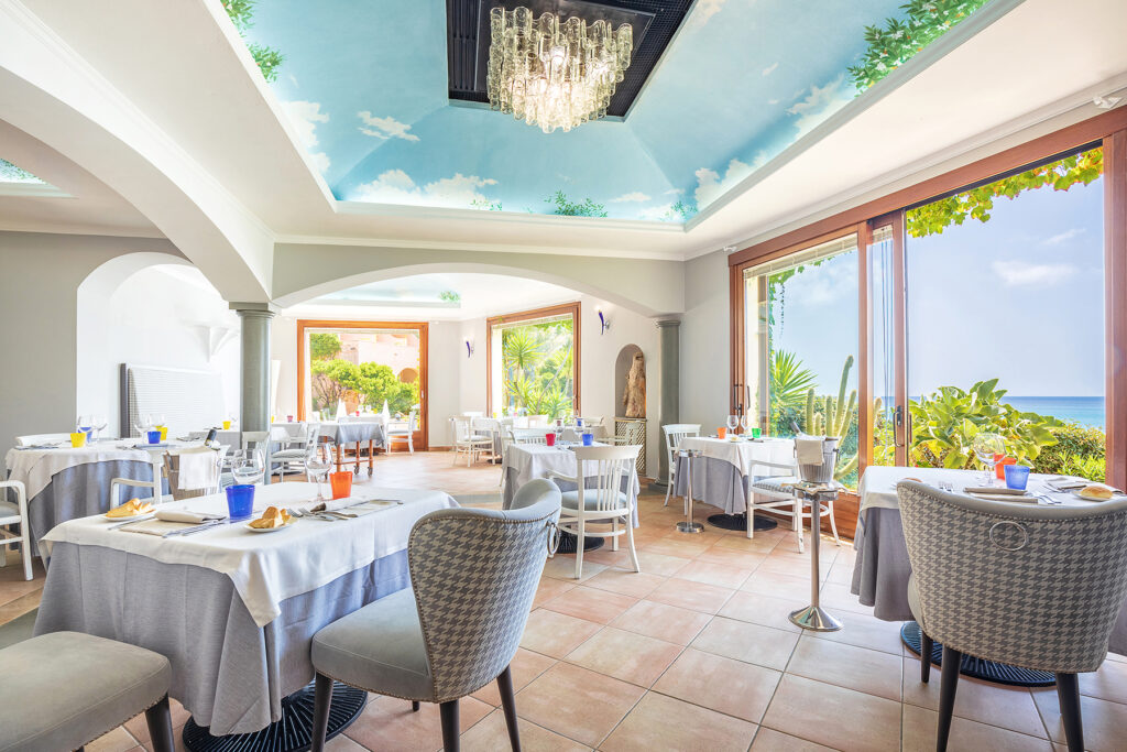 Ansicht des Restaurantsaals mit Blick auf das Meer, Hotel La Bitta, Arbatax - meer sardinien urlaub
