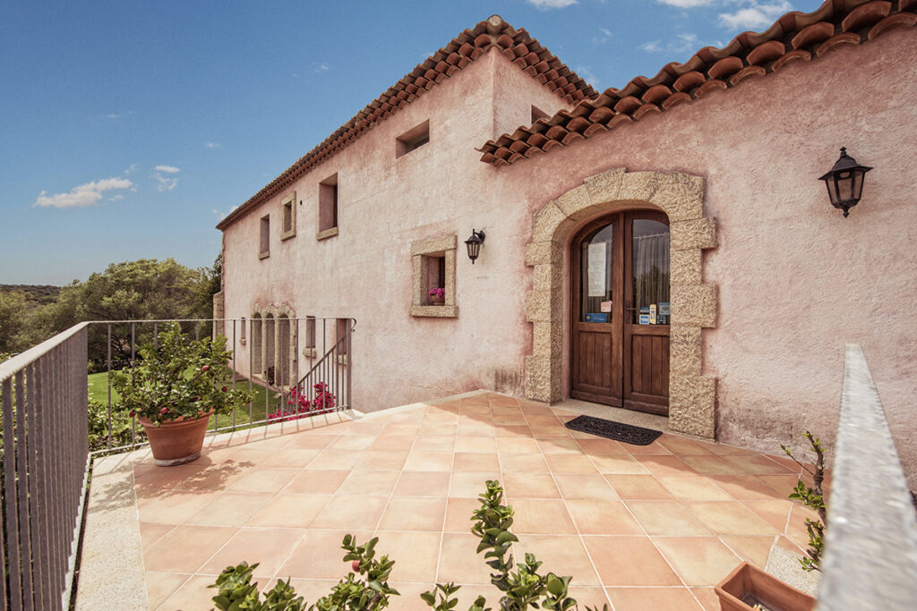 Aussenanblick auf die Rezeption des Hotels Resort Tenuta Pilastru, Arzachena - meer sardinien urlaub