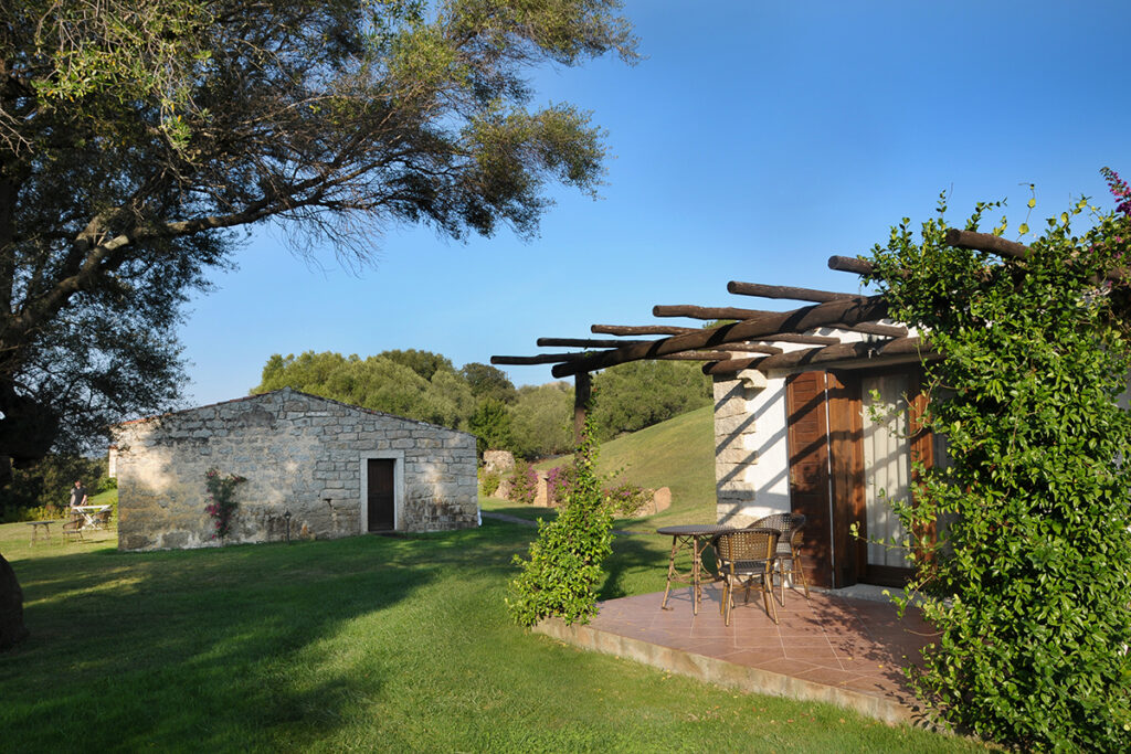 Aussenansicht der Zimmer im Hotel Resort Tenuta Pilastru, Arzachena - meer sardinien urlaub