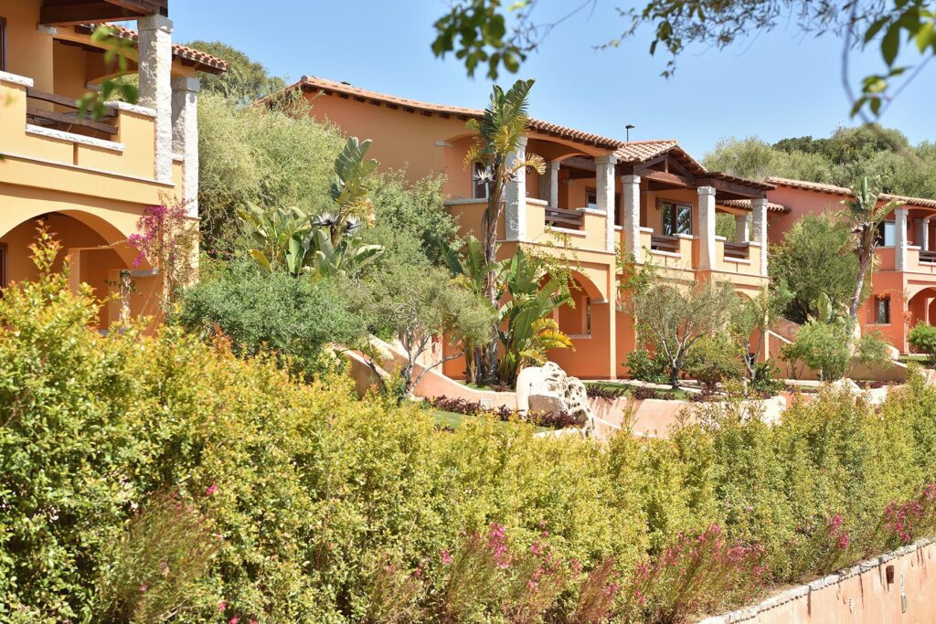 Aussenansicht der Zimmergebäude des Hotels Club Saraceno, Arbatax - meer sardinien urlaub