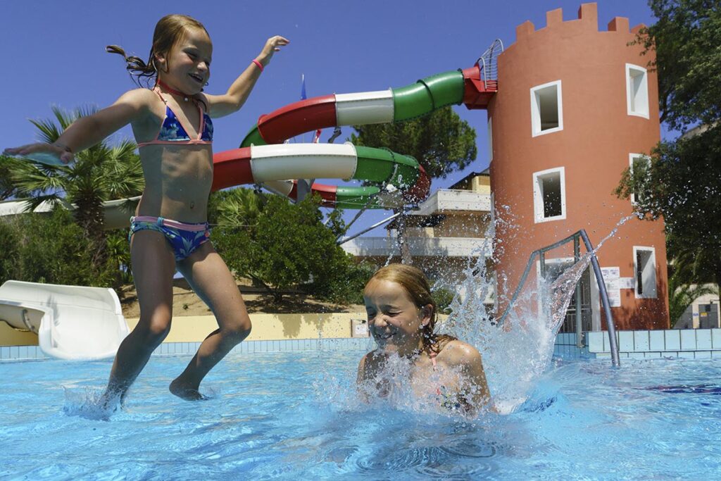 ausgelassener Badespass im Pool des Hotels Tirreno Resort, Cala LIberotto bei Orosei - meer sardinien urlaub
