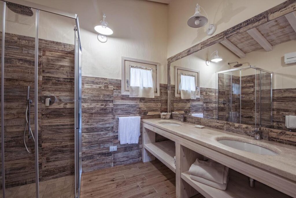 Badezimmer eines Superior-Comfort-Zimmers im Hotel Resort Tenuta Pilastru, Arzachena - meer sardinien urlaub