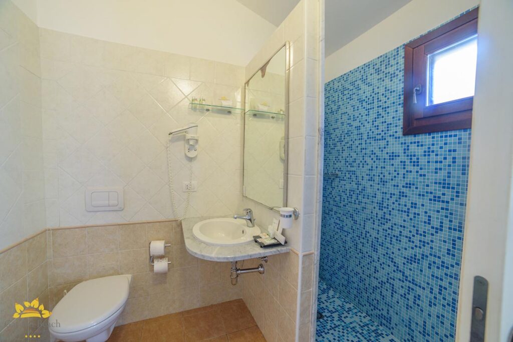das Badezimmer eines Classic-Zimmers, Hotel Garden Beach, Cala Sinzias-Castiadas - meer sardinien urlaub
