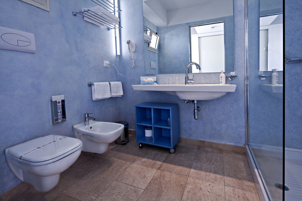 ein Badezimmer der Modern Two Bedroom Zimmer, Hotel Tirreno Resort, Cala LIberotto bei Orosei - meer sardinien urlaub