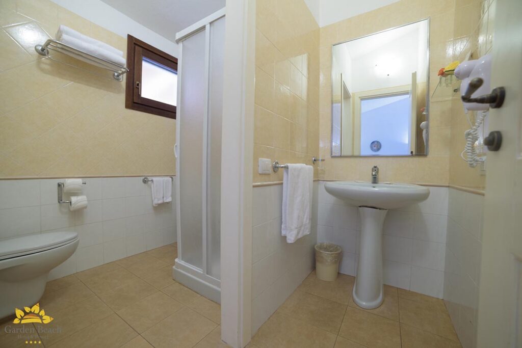 das Badezimmer eines Superior-Zimmers, Hotel Garden Beach, Cala Sinzias-Castiadas - meer sardinien urlaub