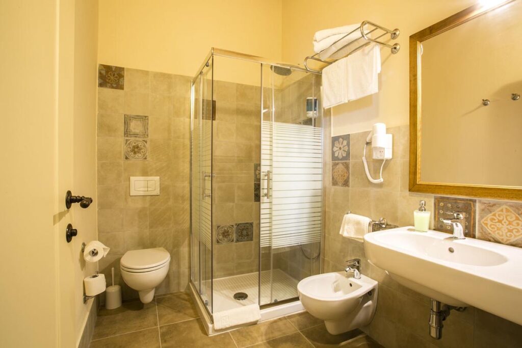 Badezimmer einer Suite (Nr.123), Hotel De Charme Villa Asfodeli, Tresnuraghes - meer sardinien urlaub